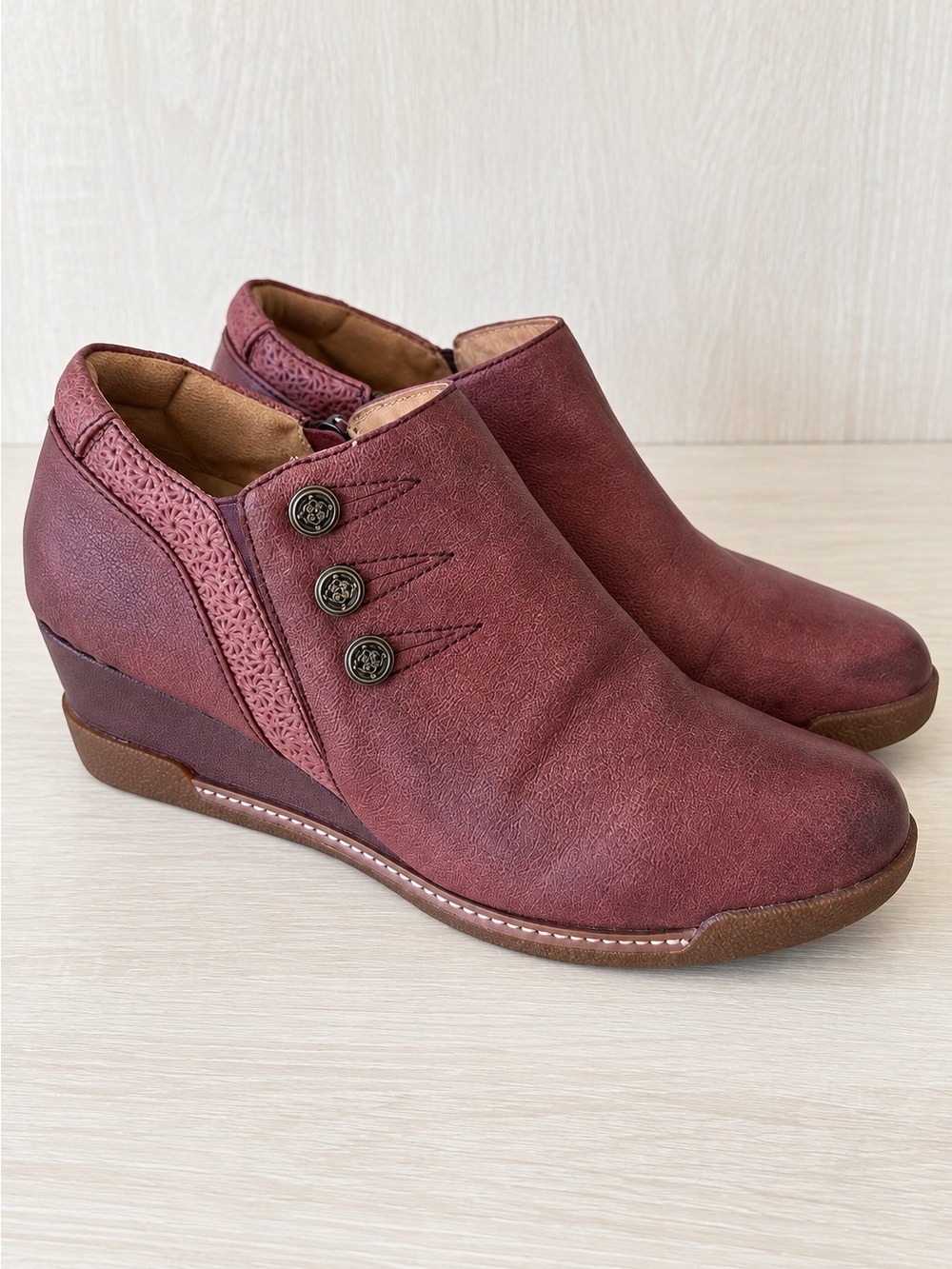 Hälsa Footwear Burgundy Wedge Ankle Booties Women’s US 9 Shoes